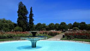 Municipal Rose Garden Fountain, San_Jose - by John Menard - Wikimedia